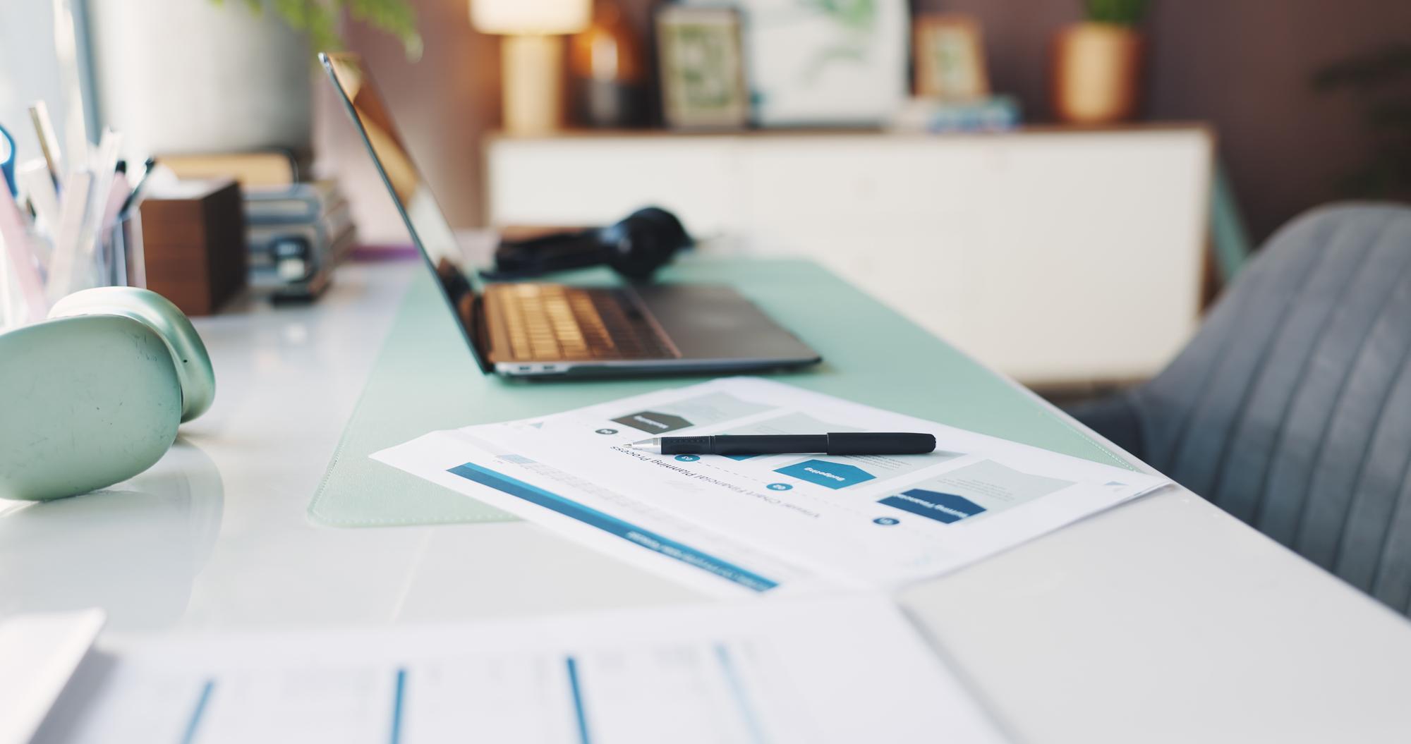 Modernes Büro-Workspace mit Finanzunterlagen